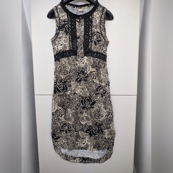 Elegant Black and White Floral Dress - Picture 1 of 6